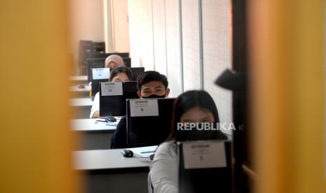 Peserta mengikuti UTBK-SNBT 2023 di Universitas Gadjah Mada (UGM), Yogyakarta, Senin (8/5/2023).