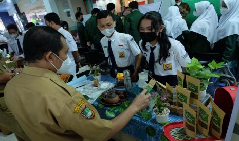 Peserta menjelaskan produk inovasi kuliner teh alami kepada juri dan pengunjung pada lomba Kreativitas dan Inovasi (Krenova) 2022 di Solo Tachnopark, Solo, Jawa Tengah, Senin (18/7/2022). Lomba yang diikuti 76 peserta dari pelajar dan kelompok masyarakat tersebut digelar sebagai upaya pengembangan budaya keeativitas dan inovasi untuk kebangkitan perekonomian daerah. 