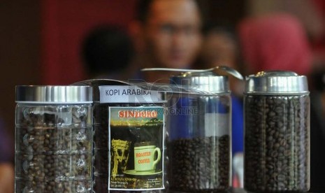 Peserta menunjukan kopi ungulan saat pameran kopi nusantara 2014 di Kementrian Perindustrian, Jakarta, Selasa (24/6).