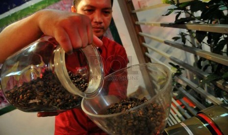 Peserta menunjukan kopi ungulan saat pameran kopi nusantara 2014 di Kementrian Perindustrian, Jakarta, Selasa (24/6).