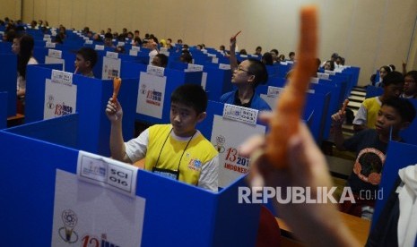  Peserta menunjukan sebuah wortel untuk beksperimen saat mengikuti Internasional Math and Science Olimpiad (IMSO) 2016 yang diadakan di Hotel Allium, Tangerang, Banten, Jumat (11/11).