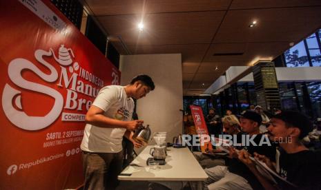 Peserta menyeduh kopi di hadapan para juri saat babak final Manual Brew Competition 2023 di Marketing Galery Vasaka Solterra, Pejaten, Jakarta Selatan, Sabtu (2/9/2023). Republika berkolaborasi dengan lembaga pelatihan kopi Jakarta Coffee Learning menyelenggarakan kompetisi teknik menyeduh kopi tanpa gula dan tidak menggunakan mesin bertajuk Indonesia Manual Brew Competition 2023 sebagai wujud kepedulian terhadap perkembangan budaya kopi di Tanah Air. Kompetisi yang diikuti oleh 32 peserta barista tersebut dalam rangka memeriahkan HUT ke-28 Republika.co.id.