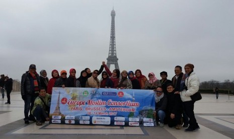 Peserta Mini West Europe Tour angkatan pertama berfoto bersama di depan Menara Eifflel Paris, Perancis, Jumat (10/3/2017).