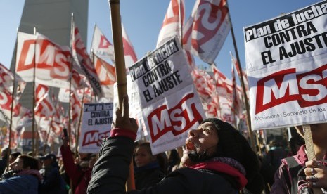  Peserta mogok kerja berkumpul di pusat kota Buenos Aires, Argentina, Senin (25/6). Pemogokan umum yang dipimpin oleh konfederasi serikat pekerja terbesar untuk memprotes kebijakan penghematan ekonomi Presiden Mauricio Macri itu melumpuhkan Ibu Kota Argentina.