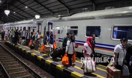  Peserta mudik gratis Jasa Raharja menaiki kereta api pada program Mudik Bareng BUMN Mudik Bareng Guyub Rukun di Stasiun Purwosari, Solo, Jawa Tengah, Sabtu (23/6). 