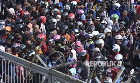 Peserta mudik sepeda motor gratis naik kapal laut mengantre untuk menaiki kapal di Pelabuhan Penumpang Tanjung Priok, Jakarta, Selasa (12/6). 