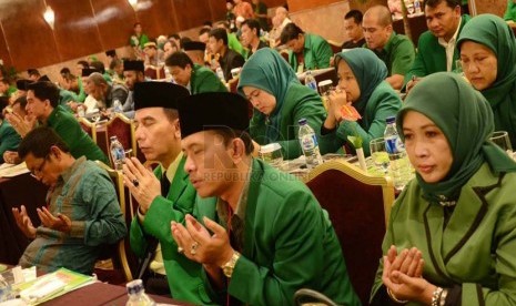   Peserta Mukernas PPP berdoa bersama dalam 'Musyawarah Kerja Nasional II DPP P3' di Hotel Grand Preanger, Bandung, Jumat (7/2).  (Republika/Edi Yusuf)