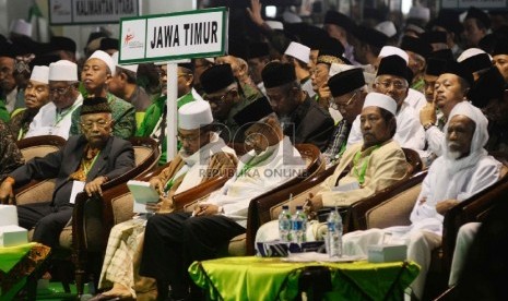 Peserta Muktamar NU ke-33 mengikuti sidang pleno III di alun-alun Jombang, Jatim, Rabu (5/8).