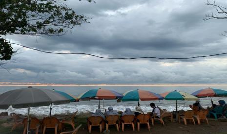 JUara Umum MTQ Nasional 2020 Diraih Sumatra Barat. Foto: Peserta Musabaqah Tilawatil Quran (MTQ) Nasional ke XXVIII rehat sejenak dengan menikmati suasana Pantai Padang dan mencicipi aneka kuliner, Kamis (19/11).