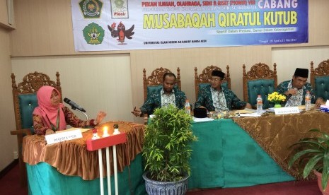 Peserta Musabaqoh Qiraatul Kutub tengah memaparkan kandungan Kitab Kuning di depan Dewan Hakim