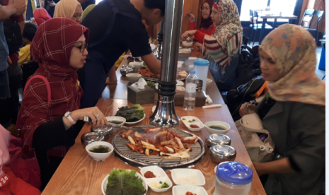 Peserta Korea Muslim Educational Trip (Komet) menikmati Sutbul Dakgalbi di  salah satu resto halal di Seoul, Korea Selatan, Selasa (22/8). 