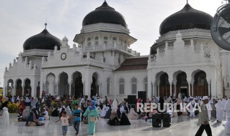 Peserta Muzakarah Ulama Tauhid Sufi Internasional mengunjungi Masjid Raya Baiturrahman di Banda Aceh, Aceh, Ahad (15/7). 