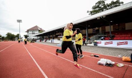 Peserta nomor lari  yang bersaing pada Energen Champion SAC Indonesia 2023 National Championship sedang berlatih di Stadion Sriwedari, Solo, Kamis (18 Januari 2024).