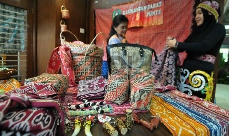 Peserta pameran industri kreatif menunjukan hasil kerajinannya dalam pameran produk ungulan di Kementerian Perindustrian. 