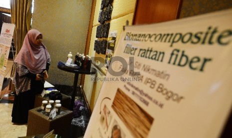 Peserta pameran merapikan produk inovasi buatannya berupa surfaktan saat acara IPB Investment Summit dalam rangka dies natalis IPB Ke-52 di Hotel Sultan, Jakarta, Kamis (3/9).