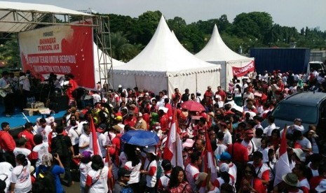 Peserta Parade Bhineka Tunggal Ika yang berlangsung di kawasan Bundaran patung kuda Bank Indonesia (BI), Jakarta Pusat, Sabtu (19/11).