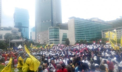 Peserta Parade Kebudayaan membawa atribu partai dalam mengikuti aksi di Jakarta pada Ahad (4/12). 