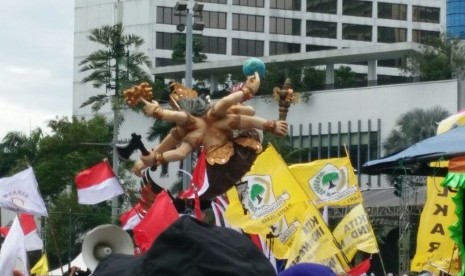 Peserta Parade Kebudayaan membawa atribu partai dalam mengikuti aksi di Jakarta pada Ahad (4/12).