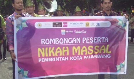 Peserta  pasangan nikah massal diarak menuju acara perayaan nikah massal di Kambang Iwak, Sabtu (8/12)  yang dihadiri Wali Kota Palembang Harnojoyo, Menteri Perhubungan Budi karya Sumadi dan Gubernur Sumsel Herman Deru. 