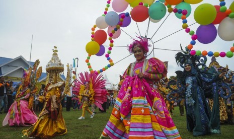 Peserta pawai dengan kostum karnaval mengikuti Kirab Kota dan Pawai Budaya Sail Sabang di Sabang, Aceh, Rabu (29/11)).