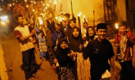 Peserta pawai obor mengikuti acara 