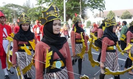 Peserta pawai ta'aruf Olimpiade Budaya Jawa (OBJ) II, di Yogyakarta.