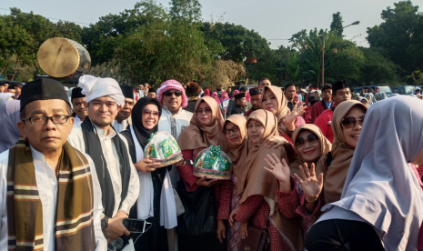 Peserta pawai taaruf dari Kecamatan Bojongsari, Depok