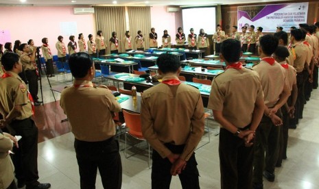 peserta pelatihan keprotokolan Kwarnas tampak antusias mendengarkan dan aktif melakukan praktik table manner,