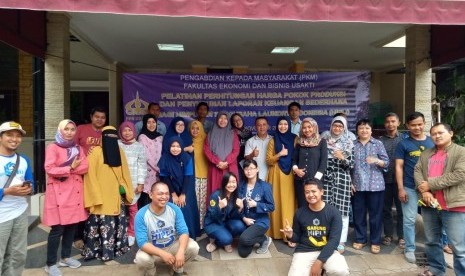 Peserta pelatihan laporan keuangan usaha kecil laundry berfoto bersama Tim  Pengabdian Kepada Masyarakat (PKM) Universitas Trisakti usai gelaran pelatihan, Jumat (15/11).