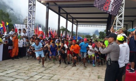 Peserta Pergasingan Challenge, lomba lari antar porter di Gunung Rinjani memulai start di Sembalun, Lombok Timur, NTB, Jumat (5/5) sore.  