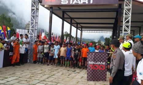 Peserta Pergasingan Challenge, lomba lari antar porter di Gunung Rinjani memulai start di Sembalun, Lombok Timur, NTB, Jumat (5/5) sore.  