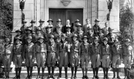 Peserta perkemahan pertama di Brownsea Island, Poole Haarbour bersama Lord Baden Powell