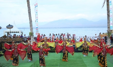 Peserta program BSBI - Banyuwangi saat memeriahkan acara Festival Selat Bali pada 7 Agustus 2019. 