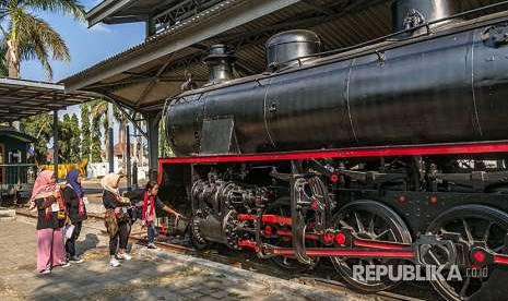 Peserta program Siswa Mengenal Nusantara (SMN) asal Kalimantan Barat melihat salah satu koleksi lokomotif kereta api di Museum Stasiun Kereta Api Ambarawa, Kabupaten Semarang, Jawa Tengah, Senin (20/8). Kunjungan 23 peserta SMN di Museum Cagar Budaya Stasiun Kereta Api Ambarawa yang difasilitasi PT Kereta Api Indonesia itu untuk menambah wawasan peserta tentang perkeretaapian Indonesia.