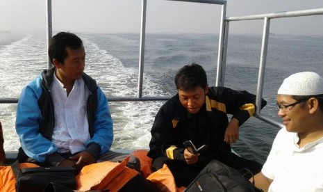 Peserta program tahfiz Alquran sedang di atas kapal menuju Pulau Kelapa.