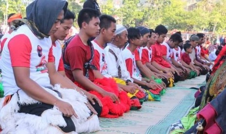 Peserta Rampak Barong melaksanakan shalat ashar di sela-sela kegiatan.