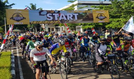 Peserta Republik Gobar bersiap gowes bareng dari titik start di kantor Direktorat Bina Teknik Jalan dan Jembatan Direktorat Jenderal Bina Marga Kementerian Pekerjaan Umum dan Perumahan Rakyat (PUPR), Arcamanik, Kota Bandung, Ahad (20/11/2022). Dari titik start, peserta akan menempuh rute hingga finis di Maranganani Camp, Cipanjalu, Kecamatan Cilengkrang, Kabupaten Bandung. 