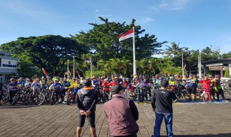 Peserta Republik Gobar  bersiap gowes bareng dari titik start di kantor Direktorat Bina Teknik Jalan dan Jembatan Direktorat Jenderal Bina Marga Kementerian Pekerjaan Umum dan Perumahan Rakyat (PUPR), Arcamanik, Kota Bandung, Ahad (20/11/2022). Dari titik start, peserta akan menempuh rute hingga finis di Maranganani Camp, Cipanjalu, Kecamatan Cilengkrang, Kabupaten Bandung. 