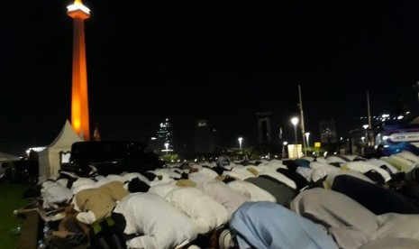 Peserta Reuni 212 melaksanakan Shalat Subuh berjamaah di Lapangan Monas, Sabtu (2/12)