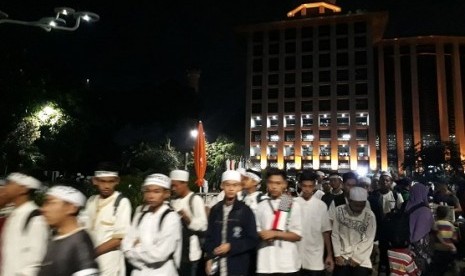 Peserta Reuni 212 mulai meninggalkan Masjid Istiqlal menuju Lapangan Monas, Sabtu (2/12)