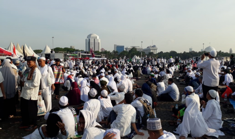 Peserta Reuni 212 sedang mendengarkan sambutan-sambutan dari panitia Reuni 212 di Monas, Jakarta, Senin (2/12).