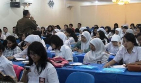 Peserta ROL to School untuk pelajar SMA se-Jakarta Timur di Bogor, Senin (21/5).