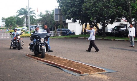 peserta sedangn menjaalani praktik safety riding 