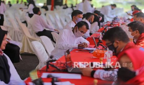 Peserta seleksi kompentensi dasar CPNS melakukan registrasi ulang sebelum mengikuti tes di gedung PGRI, Indrmaayu, Jawa Barat, Rabu (13/10/2021). Sebanyak 3.776 orang mengikuti seleksi kompentensi dasar CPNS dan PPPK tersebut. 