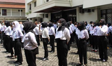 Peserta seleksi magang kerja ke negara Jepang, mengikuti tes  di kantor  Dinas Tenaga Kerja dan Transmigrasi (Disnakertrans) Provinsi Jawa Tengah. Sebanyak 275 peserta mengikuti seleksi ini.