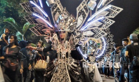 Peserta Semarang International Night Carnival melintas di kawasan Tugumuda, Semarang. ilustrasi (Republika/Bowo Pribadi)