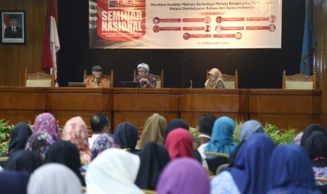 Peserta Seminar Nasional Bahasa Indonesia sedang menyimak pemaparan dari narasumber.