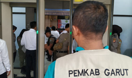 Peserta SKD CPNS diperiksa sebelum memasuki ruangan tes di Gedung Serba Guna, kompeks Bale Kota Tasikmalaya, Jumat (7/2). 