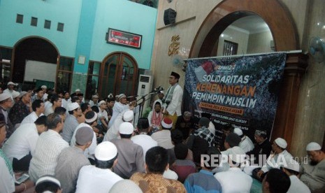 Peserta solidaritas Kemenangan Pemimpin Muslim mendengarkan tausiyah di masjid Jogokaryan, Yogyakarta (Ilustrasi)