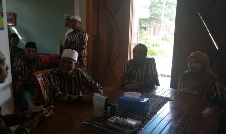 Peserta studi banding dari perwakilan ponpes dan Kantor Perwakilan BI DIY berdiskusi dengan pengasuh Ponpes al Ashriyyah, Bogor. 